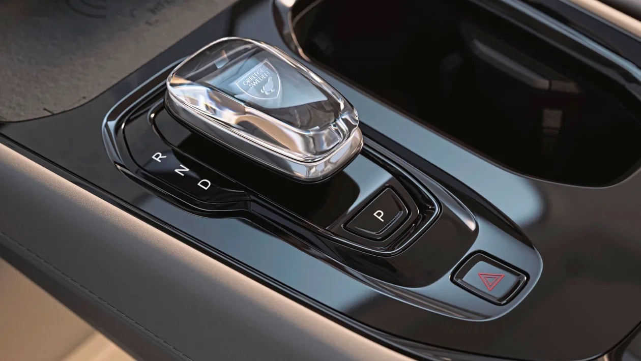 Volvo EM90 2025: Ο απόλυτος «δολοφόνος» των SUV