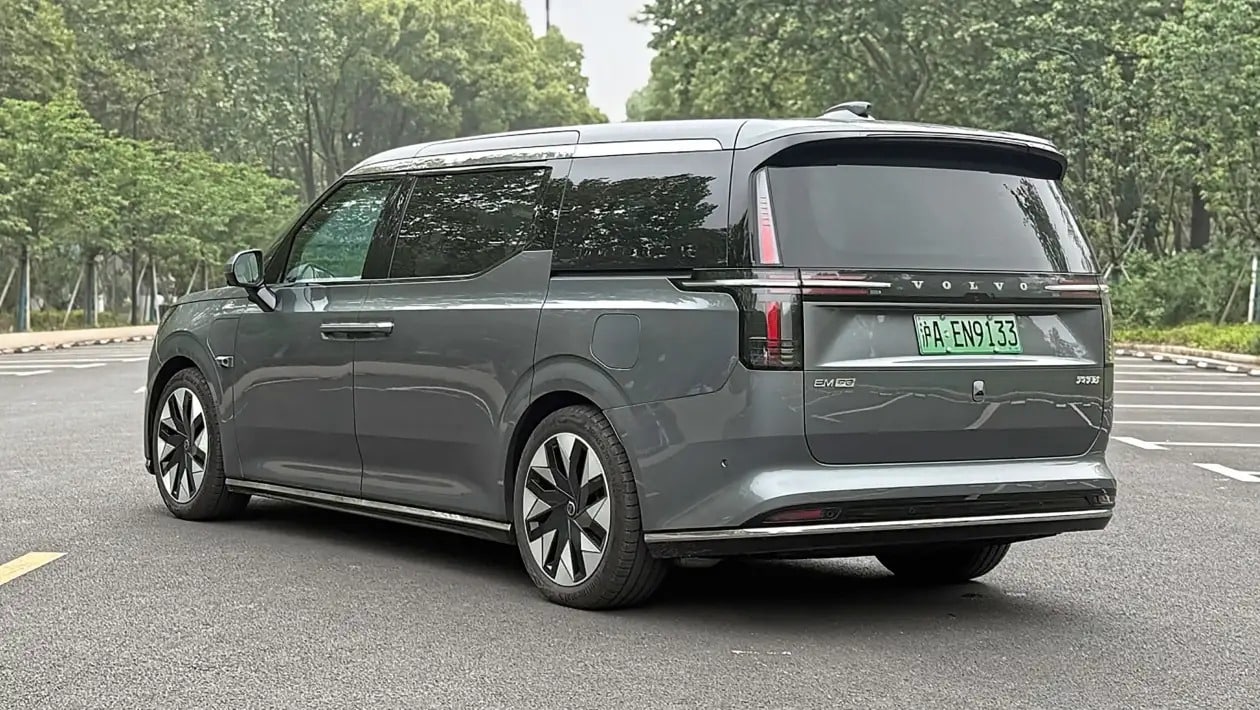 Volvo EM90 2025: Ο απόλυτος «δολοφόνος» των SUV