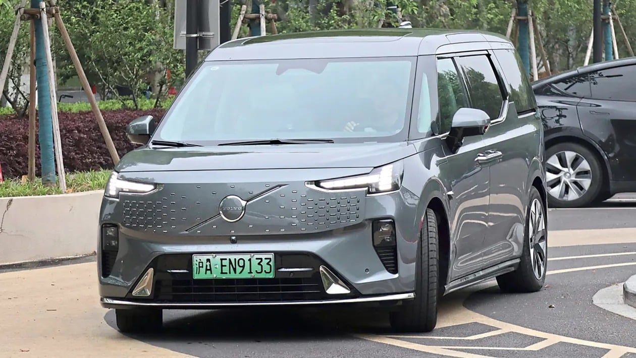 Volvo EM90 2025: Ο απόλυτος «δολοφόνος» των SUV