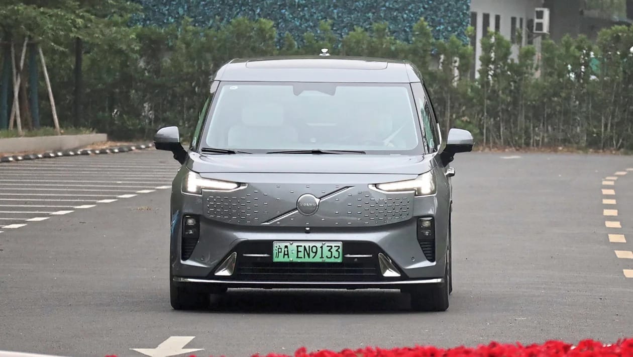 Volvo EM90 2025: Ο απόλυτος «δολοφόνος» των SUV