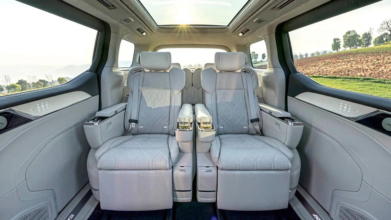 Volvo EM90 2025: Ο απόλυτος «δολοφόνος» των SUV