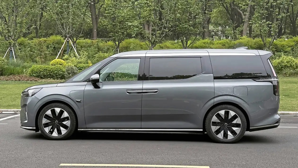 Volvo EM90 2025: Ο απόλυτος «δολοφόνος» των SUV