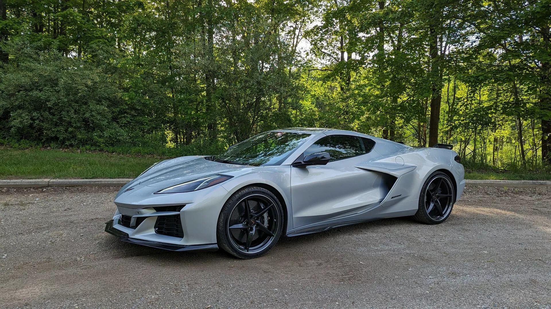 Η Corvette E-Ray φτάνει στην Ευρώπη: Ένα υβριδικό θαύμα με υψηλό τίμημα