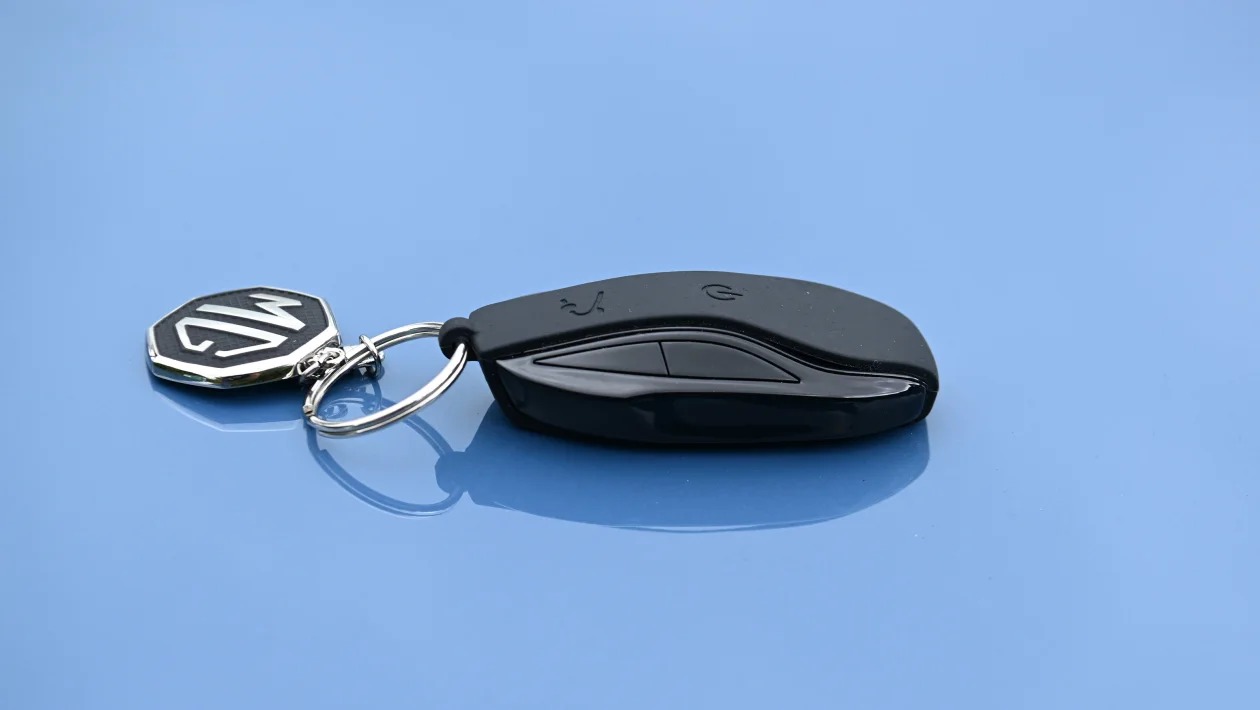 Το νέο MG IM6 δεν αστειεύεται και απειλεί Tesla και Porsche 