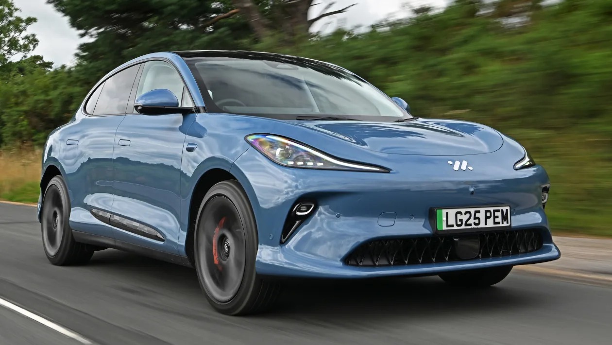 Το νέο MG IM6 δεν αστειεύεται και απειλεί Tesla και Porsche