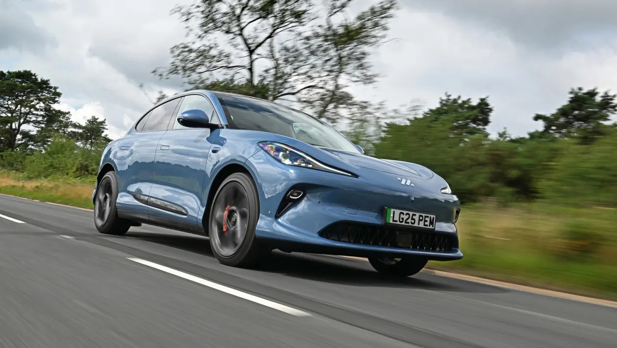 Το νέο MG IM6 δεν αστειεύεται και απειλεί Tesla και Porsche 