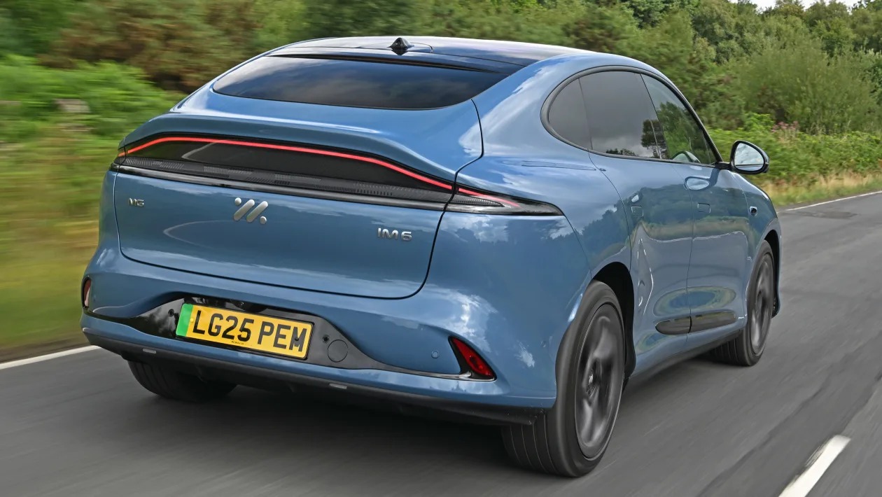 Το νέο MG IM6 δεν αστειεύεται και απειλεί Tesla και Porsche 