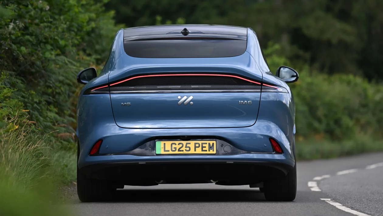 Το νέο MG IM6 δεν αστειεύεται και απειλεί Tesla και Porsche 