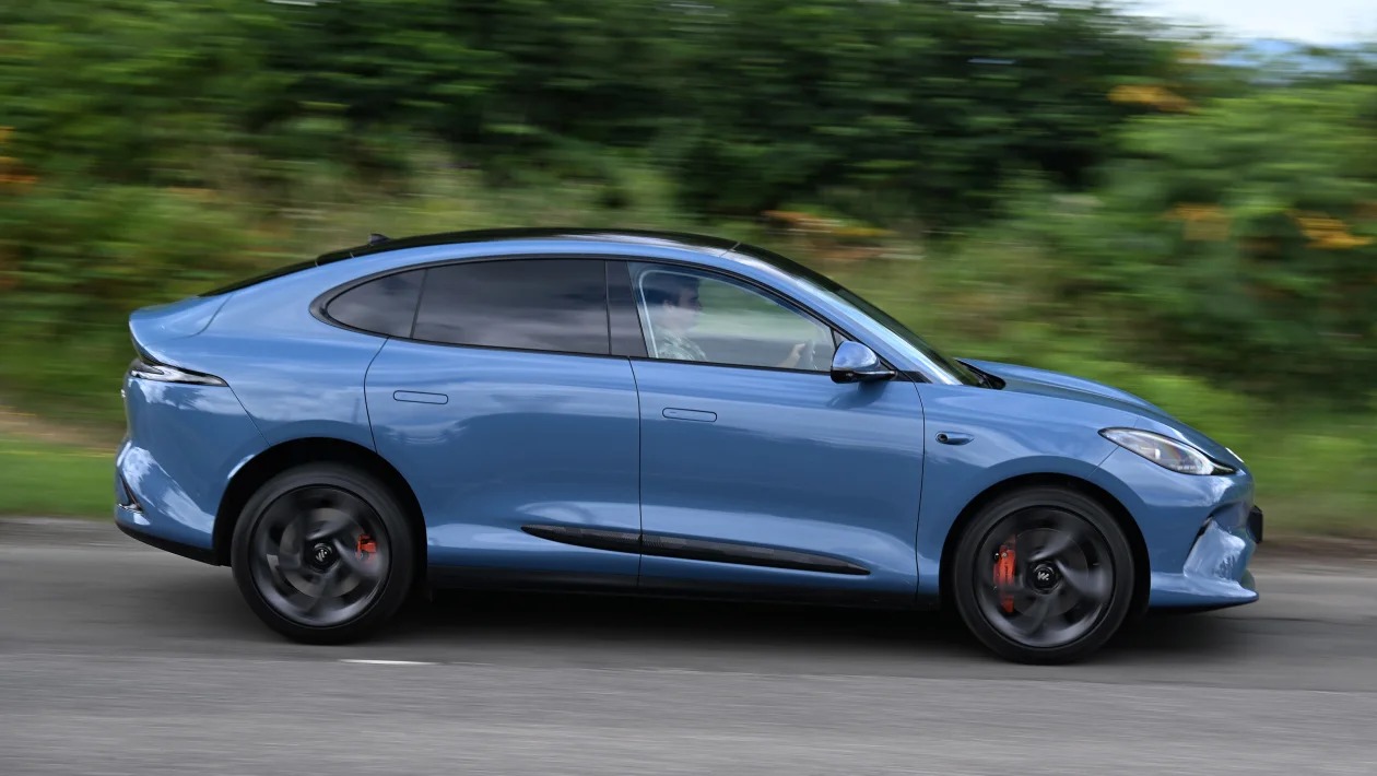 Το νέο MG IM6 δεν αστειεύεται και απειλεί Tesla και Porsche 