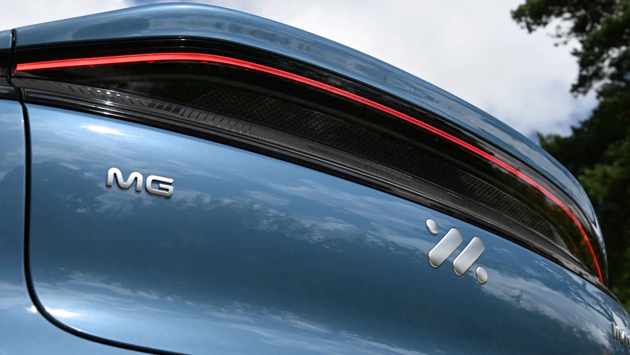 Το νέο MG IM6 δεν αστειεύεται και απειλεί Tesla και Porsche 