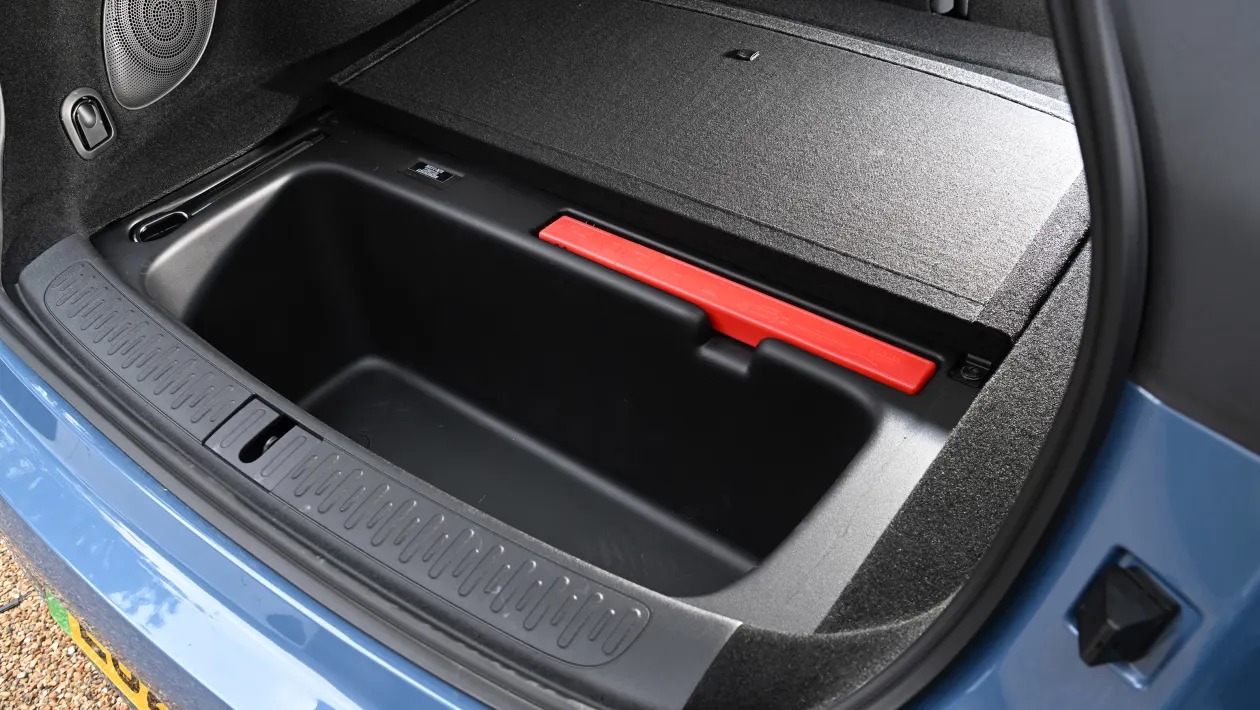 Το νέο MG IM6 δεν αστειεύεται και απειλεί Tesla και Porsche 