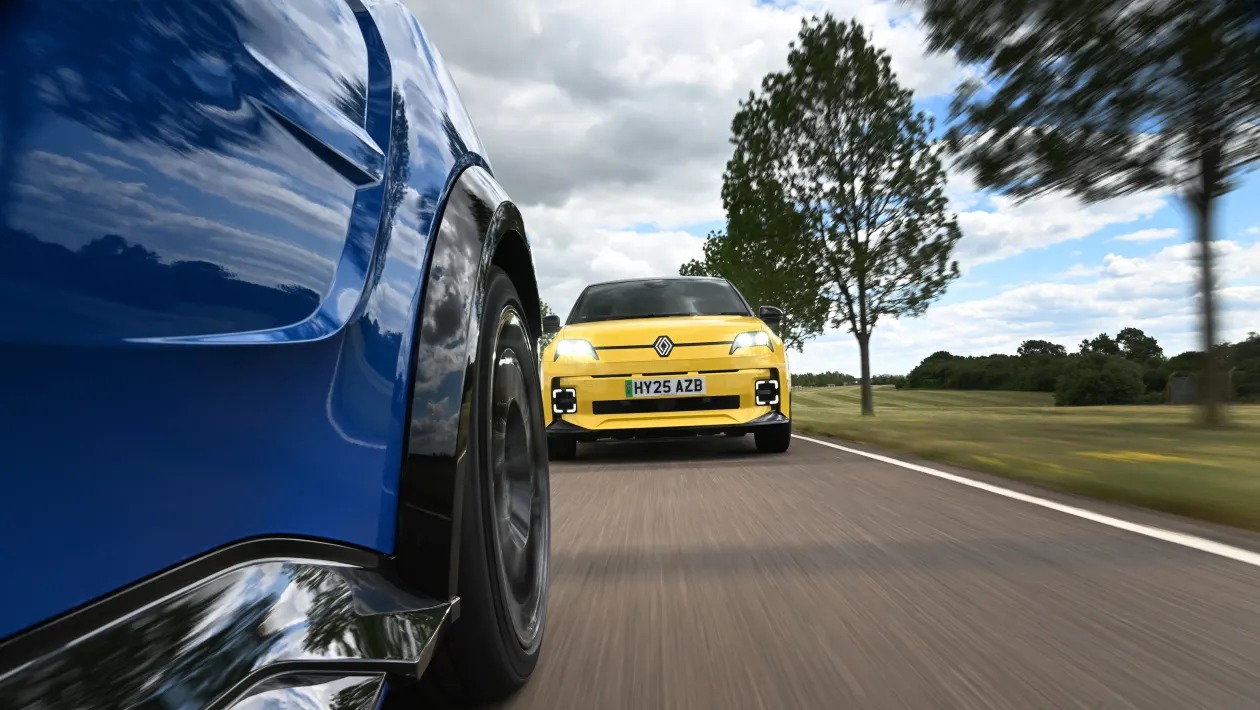 Renault 5 E-Tech vs Alpine A290: Εμφύλιος πόλεμος