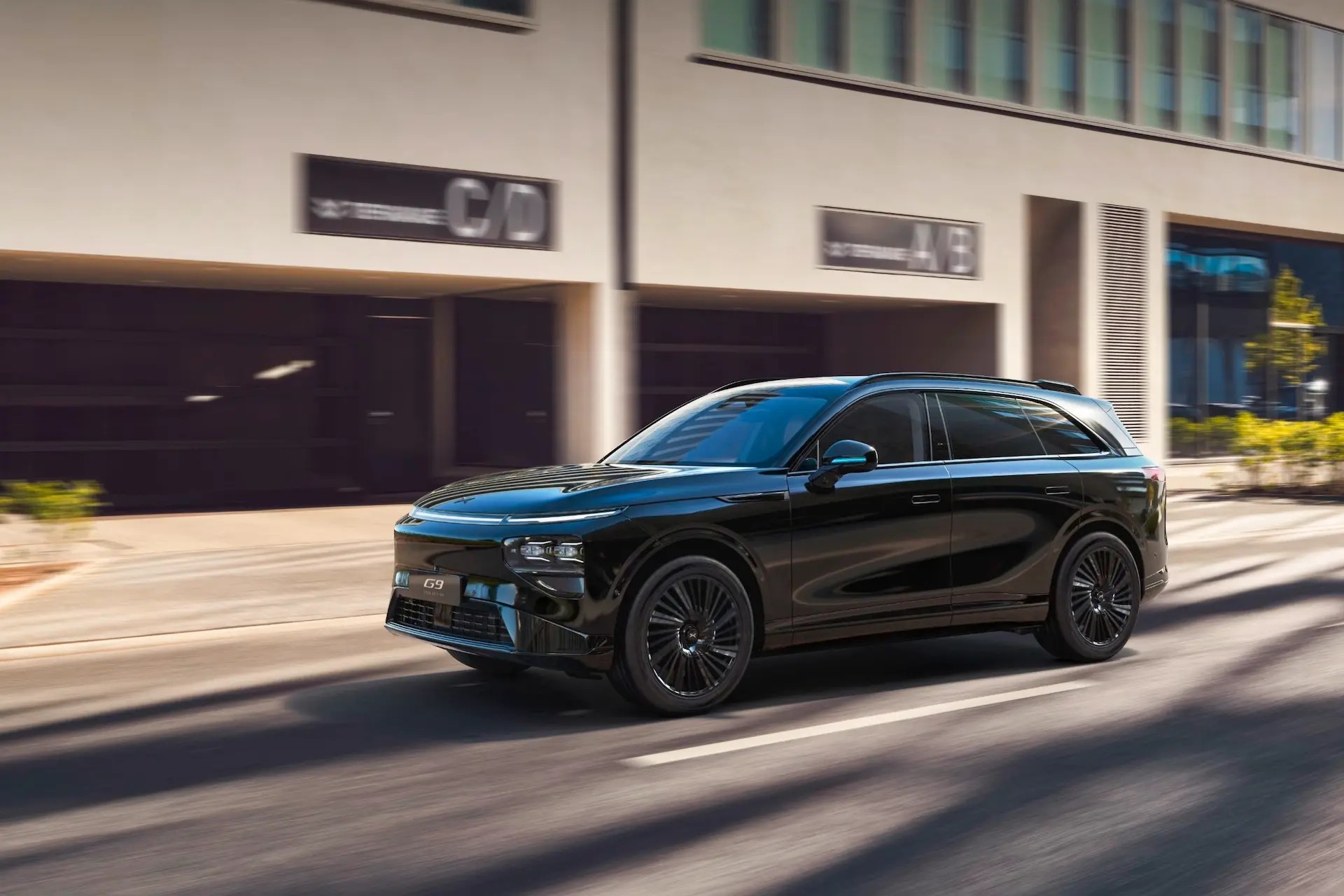 Το SUV του μέλλοντος έφτασε: Γέμισε μπαταρία σε 10’ και οδήγησε 585 Χλμ!