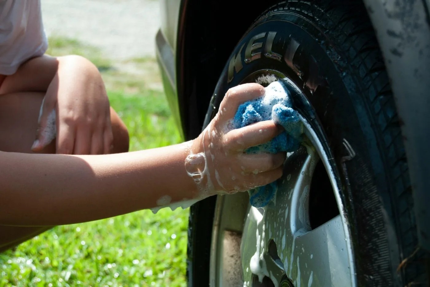 Νέα έρευνα: 1 στους 5 Βρετανούς φοβάται ότι θα πάθει ηλεκτροπληξία πλένοντας ηλεκτρικό αυτοκίνητο!