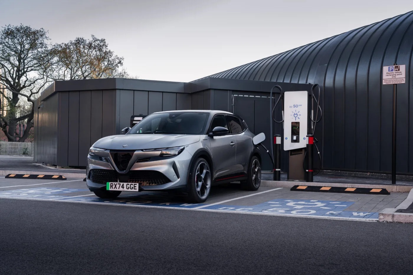 Alfa Romeo Junior EV: Έκπτωση και δωρεάν φορτιστής με τις νέες προσφορές ηλεκτρικών