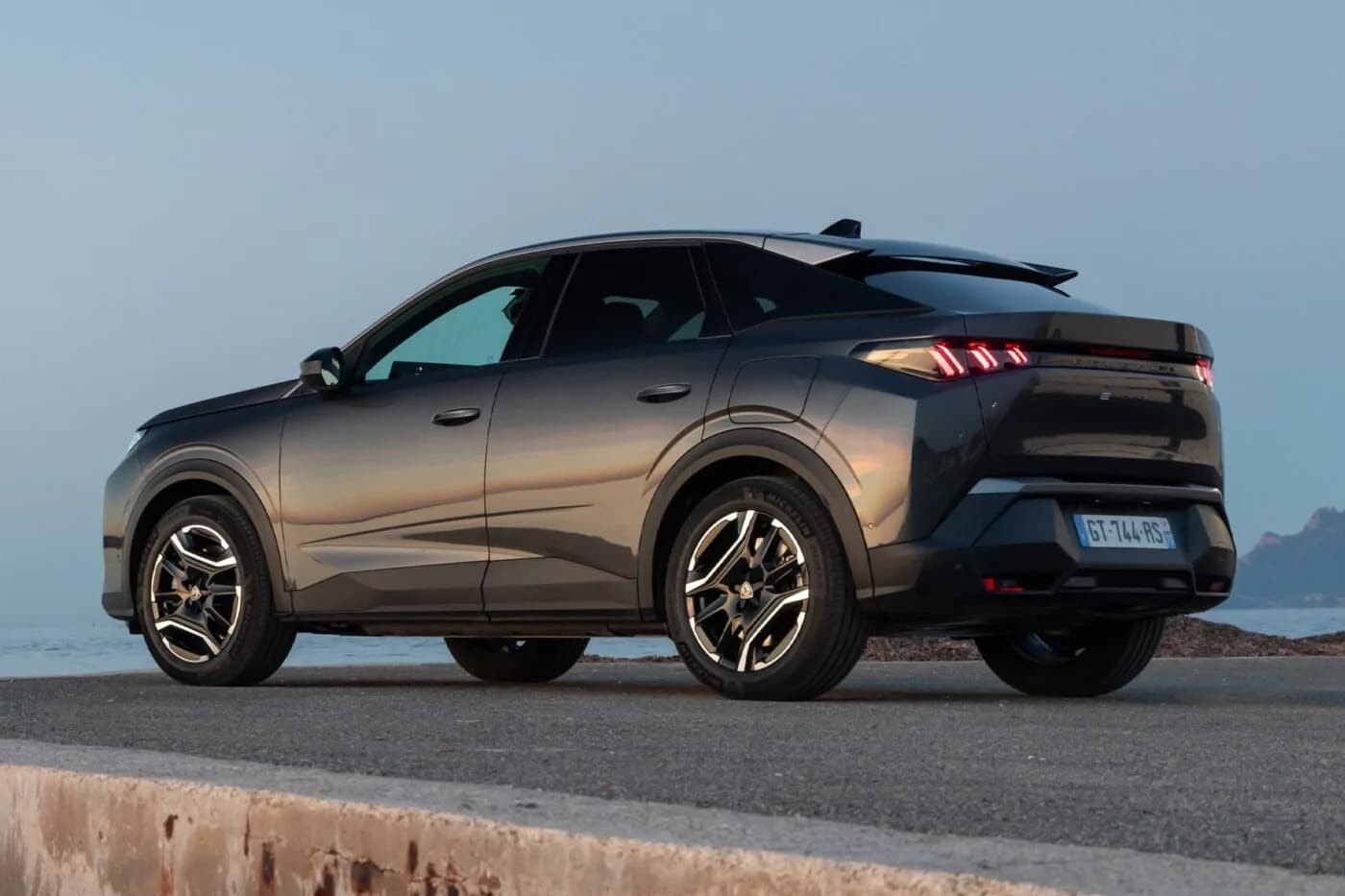 Νέα Peugeot E-3008 και E-5008 Dual Motor: Ηλεκτρικά SUV με τετρακίνηση και κορυφαία απόδοση