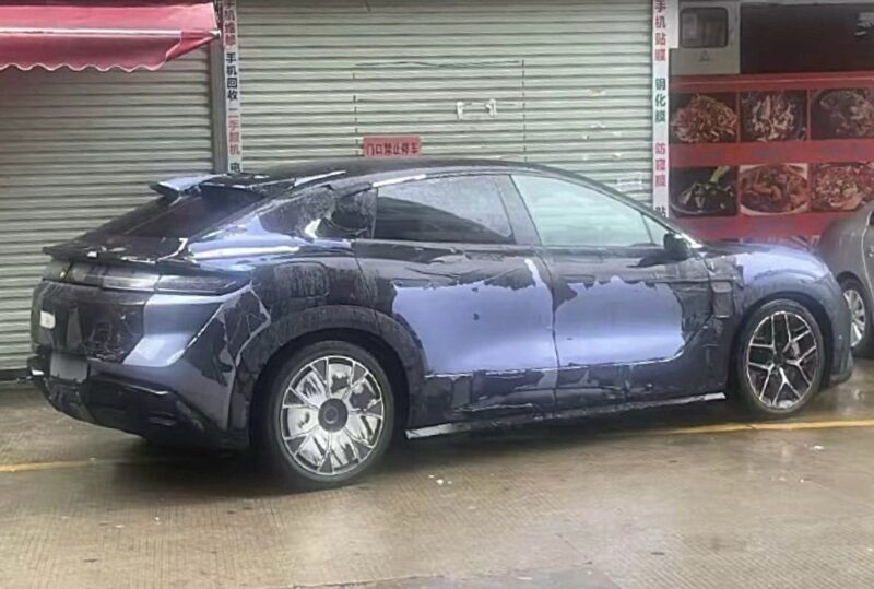 Το καμουφλάζ του BYD U7 GT των 1.305 PS αφαιρέθηκε από την AI