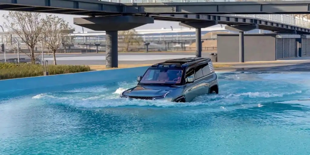 BYD: Η πιο τρελή πίστα ηλεκτρικών αυτοκινήτων στην Κίνα με αμμόλοφους, πισίνα και drift!