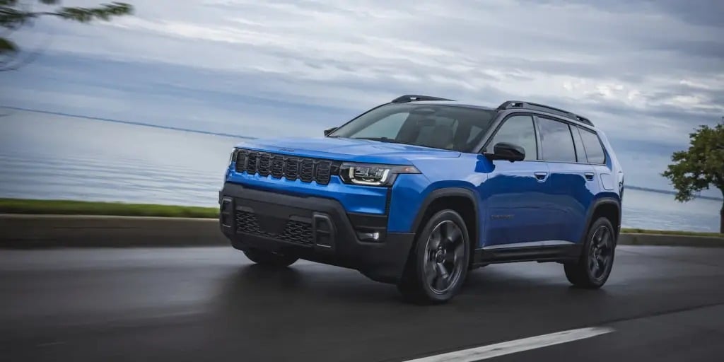 Το Jeep Cherokee έγινε υβριδικό με 210 ίππους και με αυτονομία-ρεκόρ!