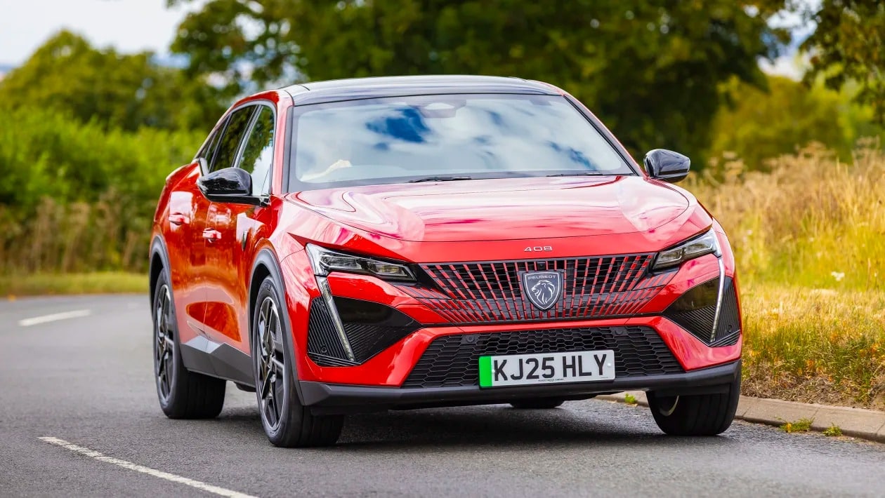 Peugeot E-408: Το ηλεκτρικό που ανατρέπει τα δεδομένα – Ισχυρότερο, κομψότερο και φθηνότερο από τα υβριδικά!