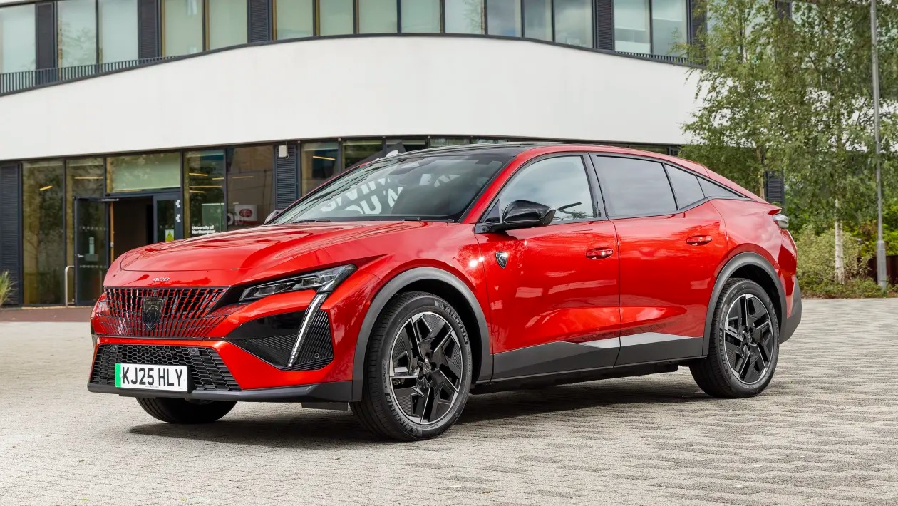 Peugeot E-408: Το ηλεκτρικό που ανατρέπει τα δεδομένα – Ισχυρότερο, κομψότερο και φθηνότερο από τα υβριδικά!