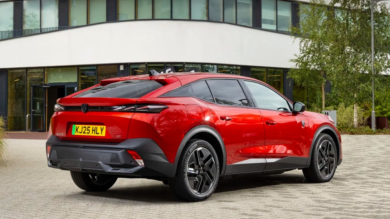 Peugeot E-408: Το ηλεκτρικό που ανατρέπει τα δεδομένα – Ισχυρότερο, κομψότερο και φθηνότερο από τα υβριδικά!