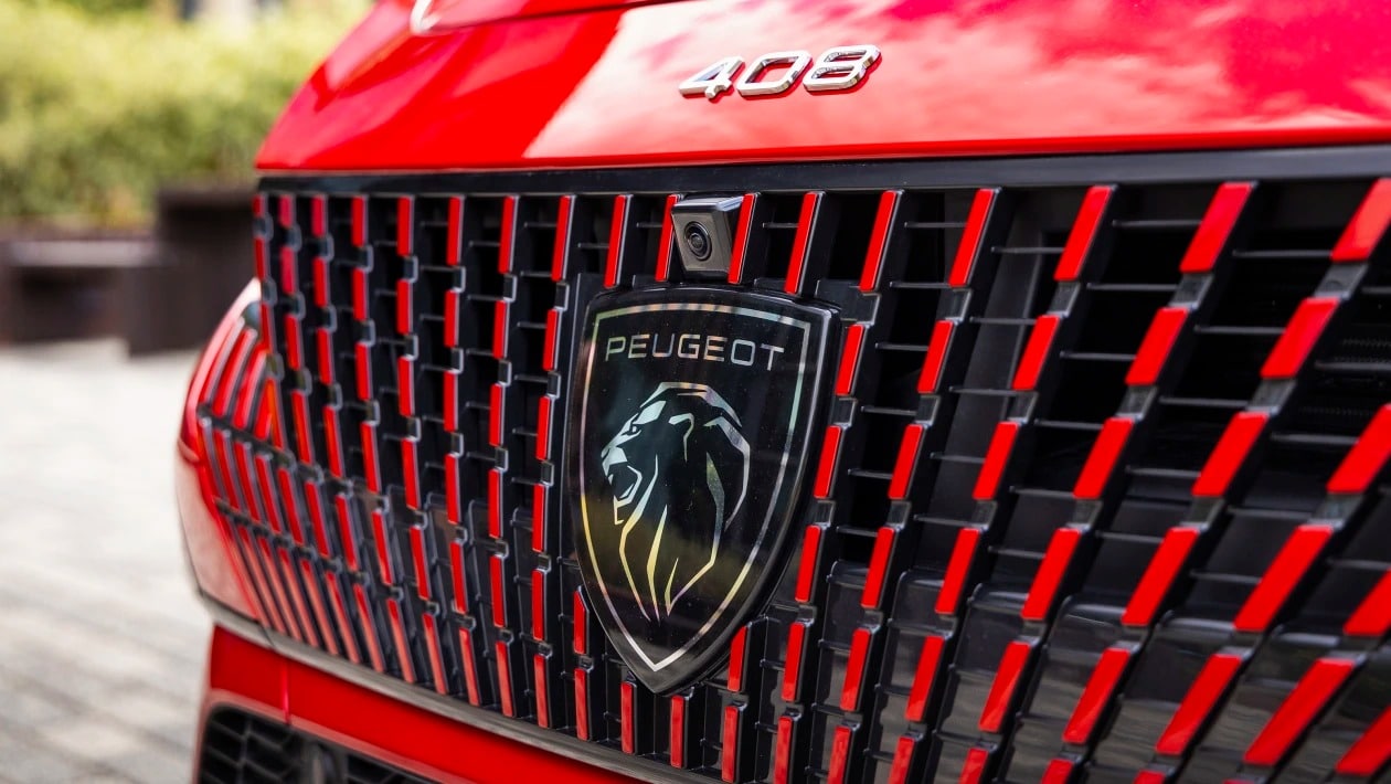 Peugeot E-408: Το ηλεκτρικό που ανατρέπει τα δεδομένα – Ισχυρότερο, κομψότερο και φθηνότερο από τα υβριδικά!