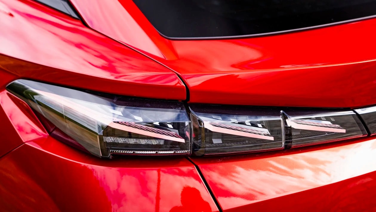 Peugeot E-408: Το ηλεκτρικό που ανατρέπει τα δεδομένα – Ισχυρότερο, κομψότερο και φθηνότερο από τα υβριδικά!