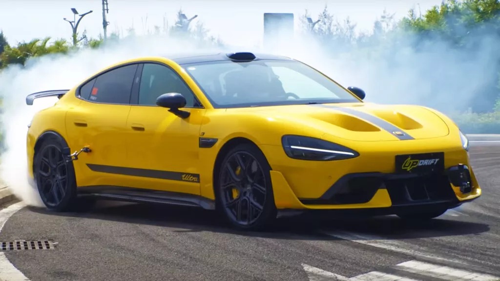 Το Xiaomi SU7 Ultra λιώνει λάστιχα ντριφτάροντας αμείλικτα! [video]