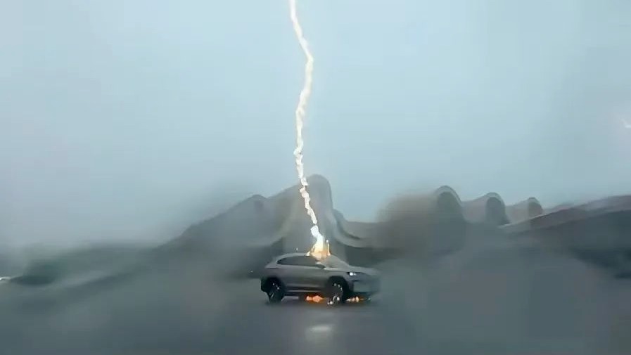 Ένα BYD Song Plus EV επιβιώνει από τριπλό κεραυνό αλώβητο μαζί με τον οδηγό! [video]