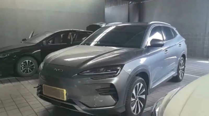 Ένα BYD Song Plus EV επιβιώνει από τριπλό κεραυνό αλώβητο μαζί με τον οδηγό! <p data-wpview-marker=