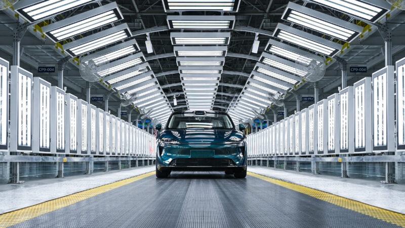 Η Huawei και η Chery ξαναχτυπούν με μια εντυπωσιακή επιστροφή στον χώρο της ηλεκτροκίνησης, παρουσιάζοντας το ανανεωμένο Luxeed R7, ένα φουτουριστικό fastback SUV που συνδυάζει κομψότητα, τεχνολογία αιχμής και επιδόσεις που κόβουν την ανάσα. Η προπώληση του μοντέλου ξεκίνησε στην Κίνα στις 8 Αυγούστου, και μόλις τρεις ημέρες αργότερα, στις 11 Αυγούστου, το πρώτο Luxeed R7 βγήκε επίσημα από τη γραμμή παραγωγής στο υπερσύγχρονο εργοστάσιο «Luxeed Super Factory» της Chery, στο Wuhu της επαρχίας Anhui. Με έκταση 90.000 τετραγωνικών μέτρων και πάνω από 600 ρομπότ συγκόλλησης, το εργοστάσιο μπορεί να παράγει μέχρι και 300.000 οχήματα τον χρόνο. 🌿 Νέο Design με Λεπτομέρειες που Τραβούν τα Βλέμματα Το εξωτερικό του νέου R7 έχει ανασχεδιαστεί διακριτικά, με πιο επιθετικό εμπρός μέρος, νέο έμβλημα και το χαρακτηριστικό πράσινο χρώμα που είδαμε σε επίσημες φωτογραφίες. Το μοντέλο διαθέτει αισθητήρα LiDAR στην οροφή, ενεργή εισαγωγή αέρα, καθώς και μοντέρνα LED φώτα που ενώνονται με λεπτή φωτεινή γραμμή. Με μήκος 4.982 mm, το Luxeed R7 είναι ακόμη πιο μακρύ και από την BMW X6, ενώ το μεταξόνιο των 2.950 mm υπόσχεται άνετους χώρους για τους επιβάτες. 🧠 Huawei ADS 4: Το SUV που Οδηγεί (σχεδόν) Μόνο του! Στο επίκεντρο βρίσκεται το σύστημα υποβοήθησης Huawei ADS 4, που ενσωματώνει: LiDAR 192 γραμμών 5 ραντάρ 4D mm-wave 11 κάμερες 12 υπερηχητικούς αισθητήρες Το αποτέλεσμα; Ανώτερη ημιαυτόνομη οδήγηση, ακόμα και σε σύνθετες αστικές συνθήκες. 💺 Σαλόνι Υψηλής Τεχνολογίας και Άνεσης Το εσωτερικό προσφέρει μια premium εμπειρία, με: Οθόνη αφής 16,1" 3K Πίνακα οργάνων LCD Ασύρματη φόρτιση για δύο συσκευές 21 ηχεία, ψυγείο και καθίσματα μηδενικής βαρύτητας Νέα αισθητική σε μωβ απόχρωση ⚡ BEV & EREV Εκδόσεις: Ό,τι Κινητήρα κι αν Θες, Το Έχει! Το Luxeed R7 διατίθεται με δύο τύπους κίνησης: 👉 BEV (Battery Electric Vehicle): Πίσω κίνηση: 215 kW (288 hp) AWD: 365 kW (489 hp) Αυτονομία: 667–802 km (CLTC) Μπαταρίες: 82 ή 100 kWh 👉 EREV (Extended-Range Electric Vehicle): Μέγιστη ισχύς: έως 382 kW (512 hp) EV αυτονομία: 251–360 km Με επέκταση αυτονομίας (1.5L): έως 1.551 km συνολικά 💰 Τιμή που Κάνει Ανταγωνιστές να Τρέμουν Με τιμή εκκίνησης 268.000 γιουάν (περίπου $37.300), το Luxeed R7 προσφέρει ένα από τα πιο value-for-money πακέτα στην premium κατηγορία των ηλεκτρικών SUV.