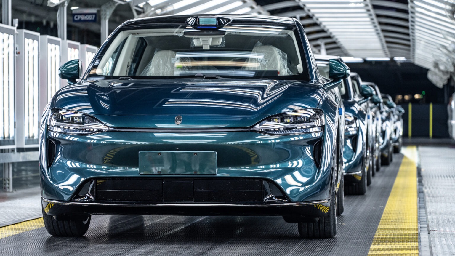 Η Huawei και η Chery ξαναχτυπούν με μια εντυπωσιακή επιστροφή στον χώρο της ηλεκτροκίνησης, παρουσιάζοντας το ανανεωμένο Luxeed R7, ένα φουτουριστικό fastback SUV που συνδυάζει κομψότητα, τεχνολογία αιχμής και επιδόσεις που κόβουν την ανάσα. Η προπώληση του μοντέλου ξεκίνησε στην Κίνα στις 8 Αυγούστου, και μόλις τρεις ημέρες αργότερα, στις 11 Αυγούστου, το πρώτο Luxeed R7 βγήκε επίσημα από τη γραμμή παραγωγής στο υπερσύγχρονο εργοστάσιο «Luxeed Super Factory» της Chery, στο Wuhu της επαρχίας Anhui. Με έκταση 90.000 τετραγωνικών μέτρων και πάνω από 600 ρομπότ συγκόλλησης, το εργοστάσιο μπορεί να παράγει μέχρι και 300.000 οχήματα τον χρόνο. 🌿 Νέο Design με Λεπτομέρειες που Τραβούν τα Βλέμματα Το εξωτερικό του νέου R7 έχει ανασχεδιαστεί διακριτικά, με πιο επιθετικό εμπρός μέρος, νέο έμβλημα και το χαρακτηριστικό πράσινο χρώμα που είδαμε σε επίσημες φωτογραφίες. Το μοντέλο διαθέτει αισθητήρα LiDAR στην οροφή, ενεργή εισαγωγή αέρα, καθώς και μοντέρνα LED φώτα που ενώνονται με λεπτή φωτεινή γραμμή. Με μήκος 4.982 mm, το Luxeed R7 είναι ακόμη πιο μακρύ και από την BMW X6, ενώ το μεταξόνιο των 2.950 mm υπόσχεται άνετους χώρους για τους επιβάτες. 🧠 Huawei ADS 4: Το SUV που Οδηγεί (σχεδόν) Μόνο του! Στο επίκεντρο βρίσκεται το σύστημα υποβοήθησης Huawei ADS 4, που ενσωματώνει: LiDAR 192 γραμμών 5 ραντάρ 4D mm-wave 11 κάμερες 12 υπερηχητικούς αισθητήρες Το αποτέλεσμα; Ανώτερη ημιαυτόνομη οδήγηση, ακόμα και σε σύνθετες αστικές συνθήκες. 💺 Σαλόνι Υψηλής Τεχνολογίας και Άνεσης Το εσωτερικό προσφέρει μια premium εμπειρία, με: Οθόνη αφής 16,1