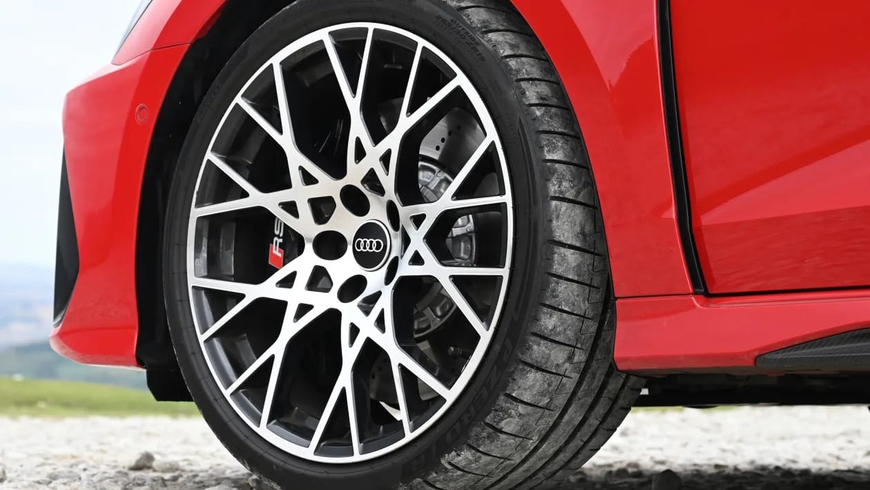 Honda Civic Type R Ultimate Edition vs Audi RS 3: Ποιο είναι το απόλυτο hot hatch;