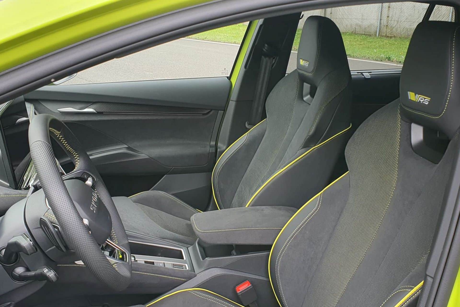 Νέα Skoda Enyaq και Elroq RS: Ηλεκτρική δύναμη 340 ίππων με αυτονομία έως 560 χλμ.