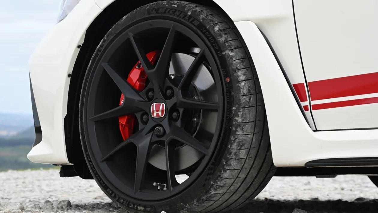 Honda Civic Type R Ultimate Edition vs Audi RS 3: Ποιο είναι το απόλυτο hot hatch;