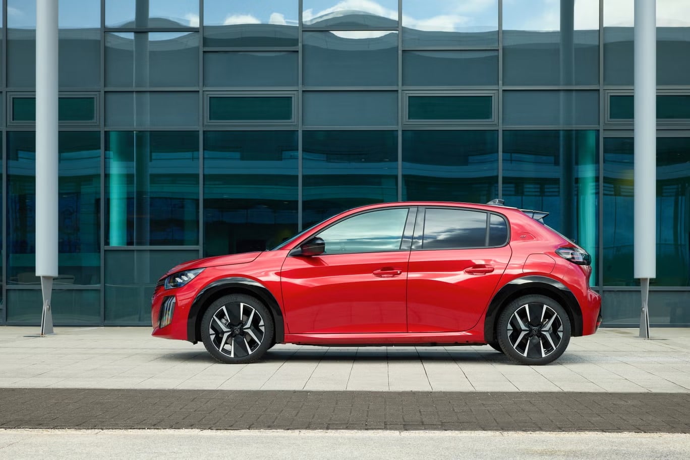 Peugeot 208 GT Hybrid: Το supermini που παντρεύει κομψότητα, τεχνολογία και οδηγική απόλαυση