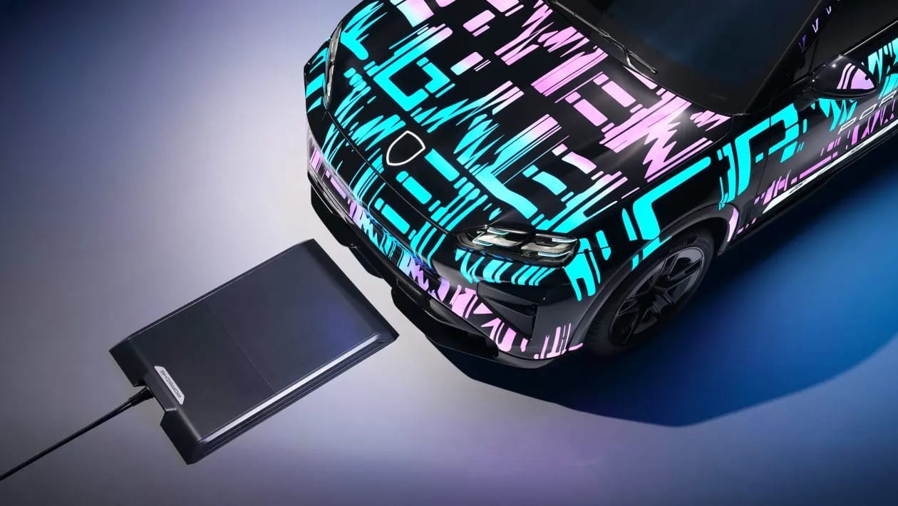 Η νέα ηλεκτρική Porsche Cayenne φορτίζει... χωρίς πρίζα!