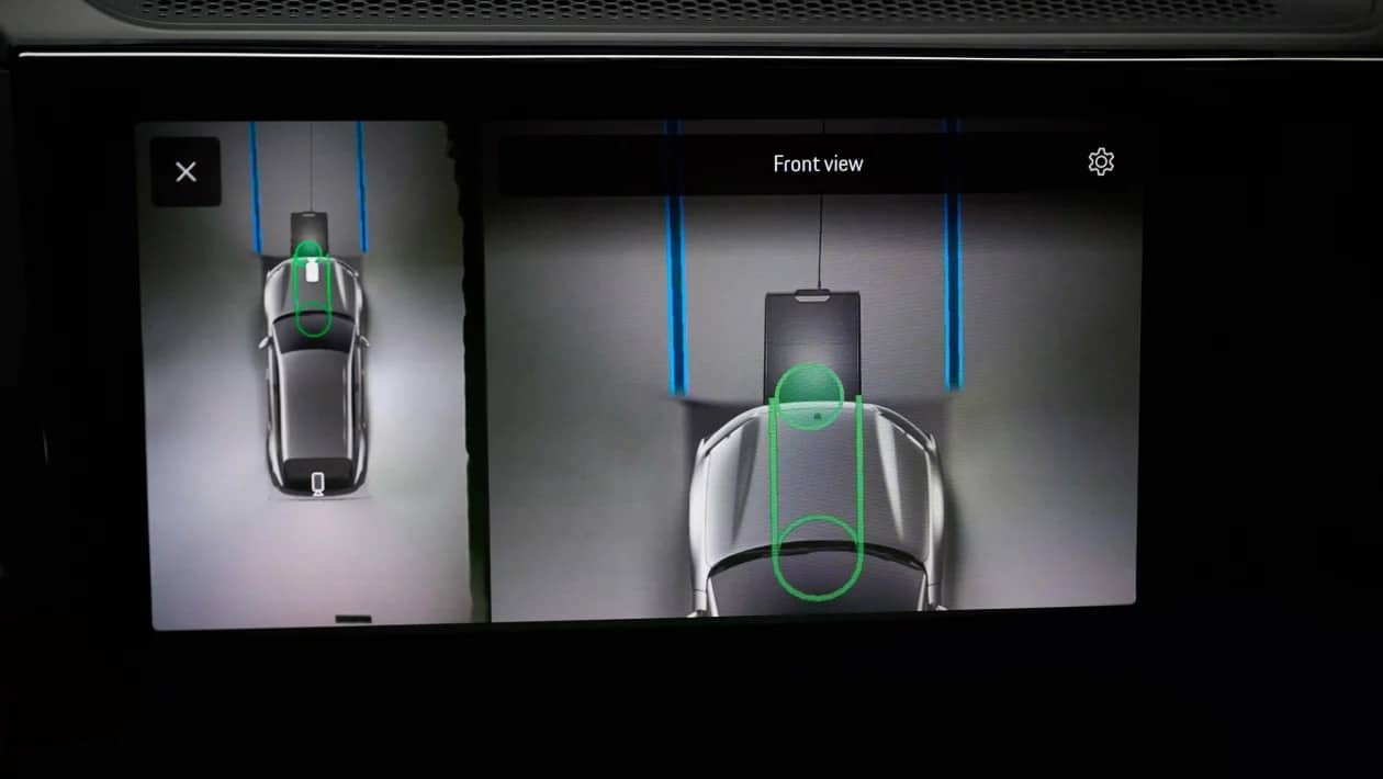 Η νέα ηλεκτρική Porsche Cayenne φορτίζει... χωρίς πρίζα!