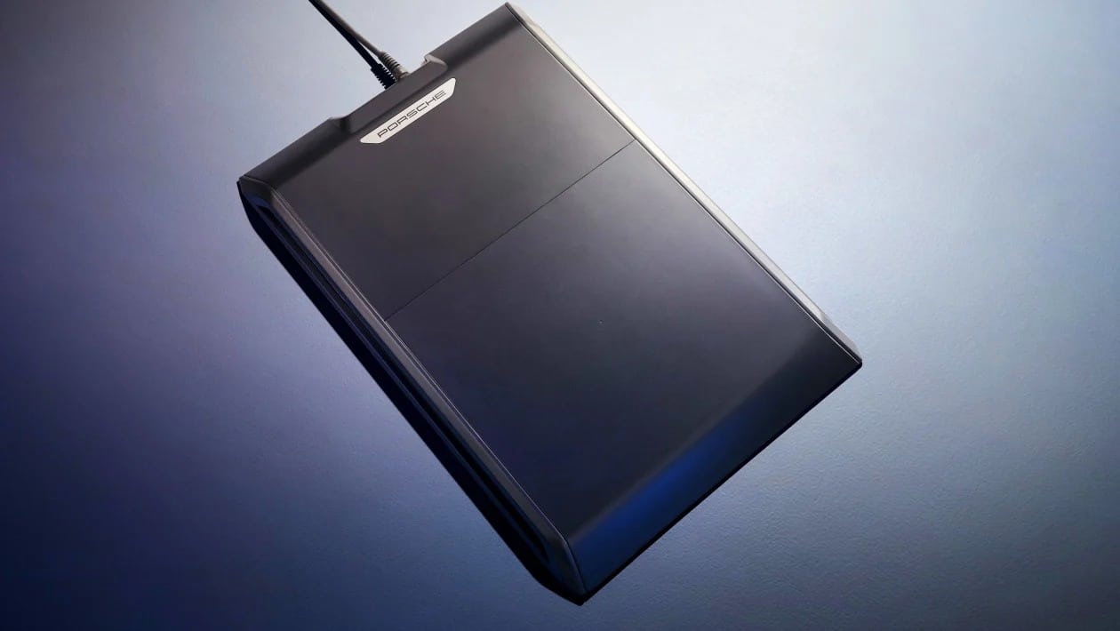 Η νέα ηλεκτρική Porsche Cayenne φορτίζει... χωρίς πρίζα!