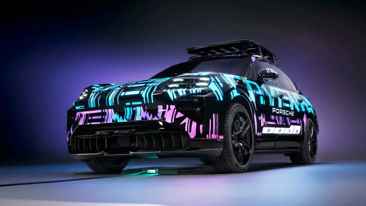 Η νέα ηλεκτρική Porsche Cayenne φορτίζει... χωρίς πρίζα!