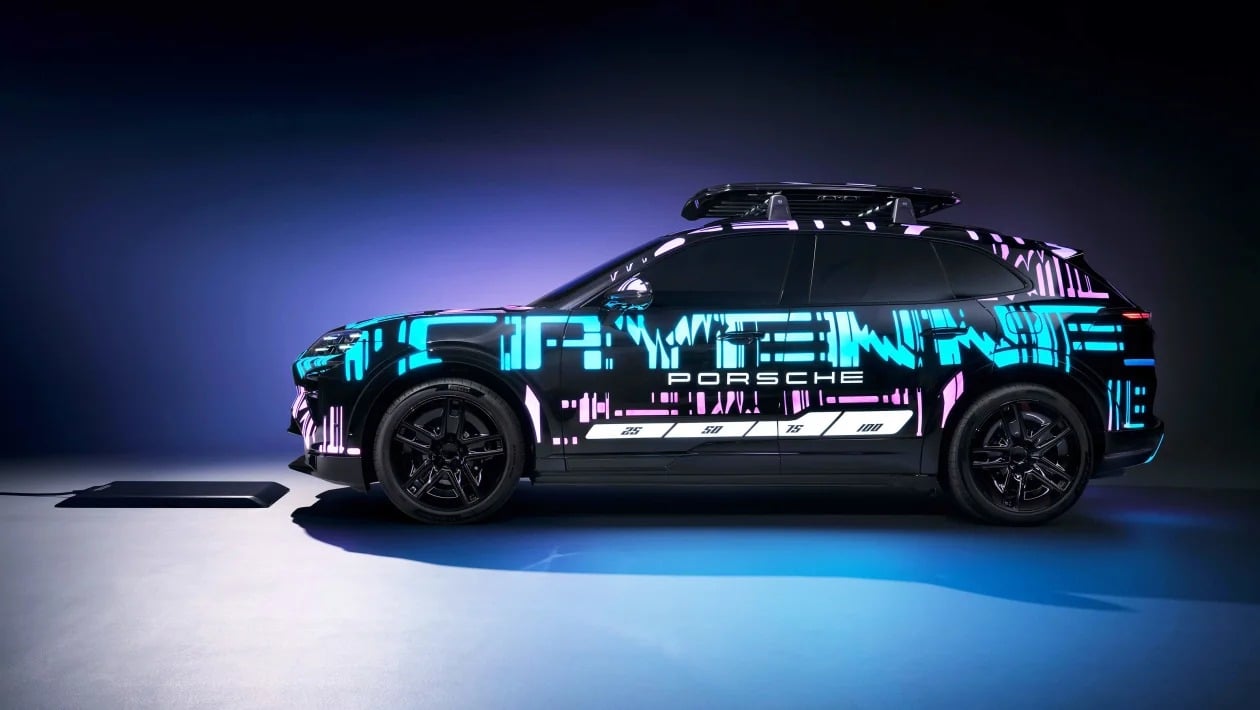 Η νέα ηλεκτρική Porsche Cayenne φορτίζει... χωρίς πρίζα!