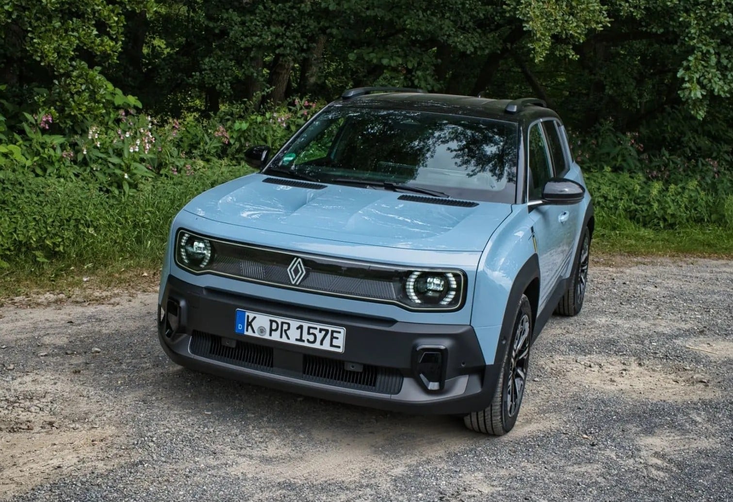 Οδηγώντας το Renault R4: Το θρυλικό όνομα επιστρέφει με ηλεκτρική δύναμη και SUV εμφάνιση!