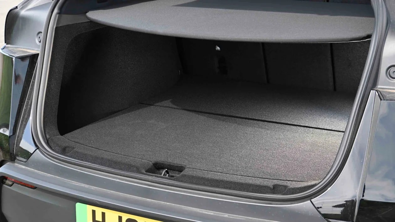 Οδηγώντας το νέο Tesla Model Y: Το απόλυτο ηλεκτρικό SUV που «κλέβει» τις εντυπώσεις