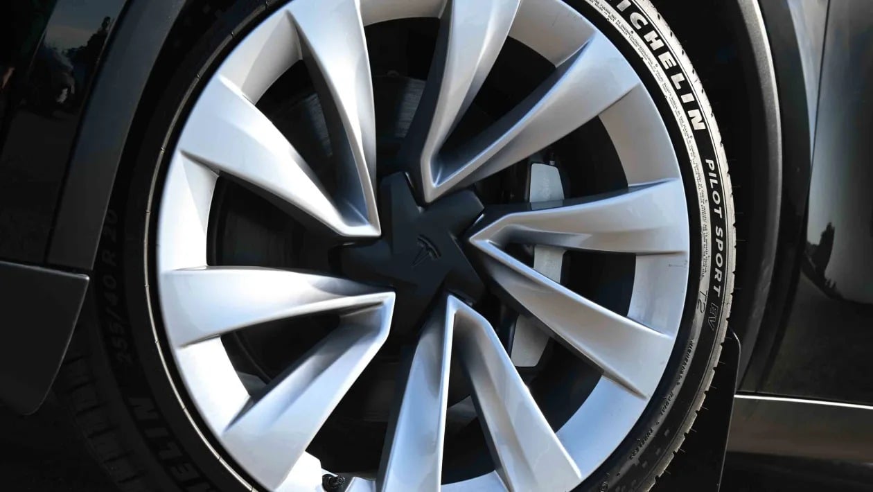 Οδηγώντας το νέο Tesla Model Y: Το απόλυτο ηλεκτρικό SUV που «κλέβει» τις εντυπώσεις