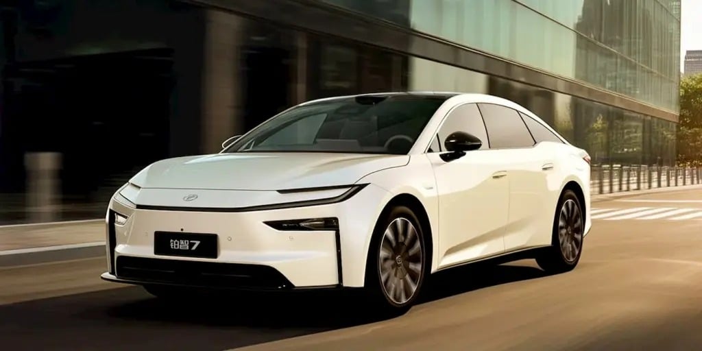 Το νέο Toyota bZ7 «ανάβει τα φώτα» στο Tesla Model S!