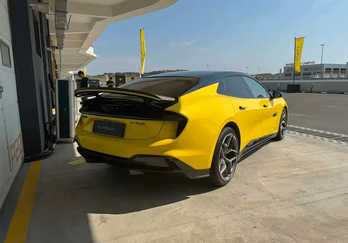 Η Lotus αποκαλύπτει τα ανανεωμένα Emeya και Eletre με επιδόσεις «φωτιά»