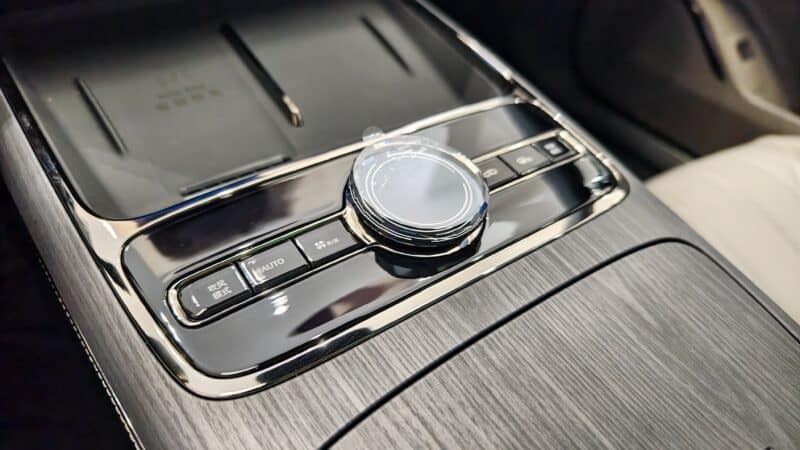 Geely Galaxy Starshine 8: Το υβριδικό sedan που τρομάζει τον ανταγωνισμό με αυτονομία έως 1.600 χλμ.