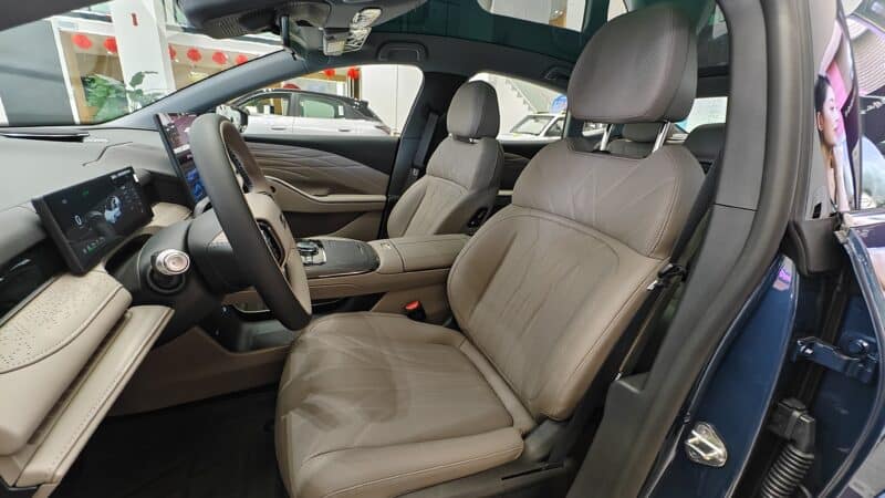 Geely Galaxy Starshine 8: Το υβριδικό sedan που τρομάζει τον ανταγωνισμό με αυτονομία έως 1.600 χλμ.