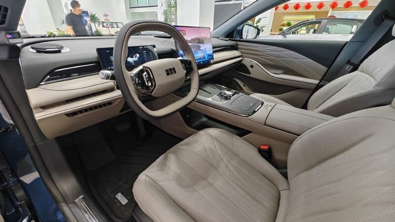 Geely Galaxy Starshine 8: Το υβριδικό sedan που τρομάζει τον ανταγωνισμό με αυτονομία έως 1.600 χλμ.